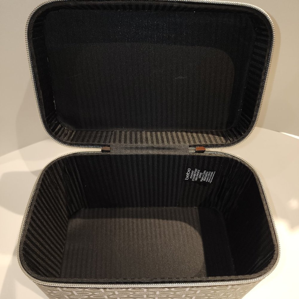 BEBE LARGE BLACK / WHITE ALLOVE COSMETIC CASE NWT - Picture 2 of 3